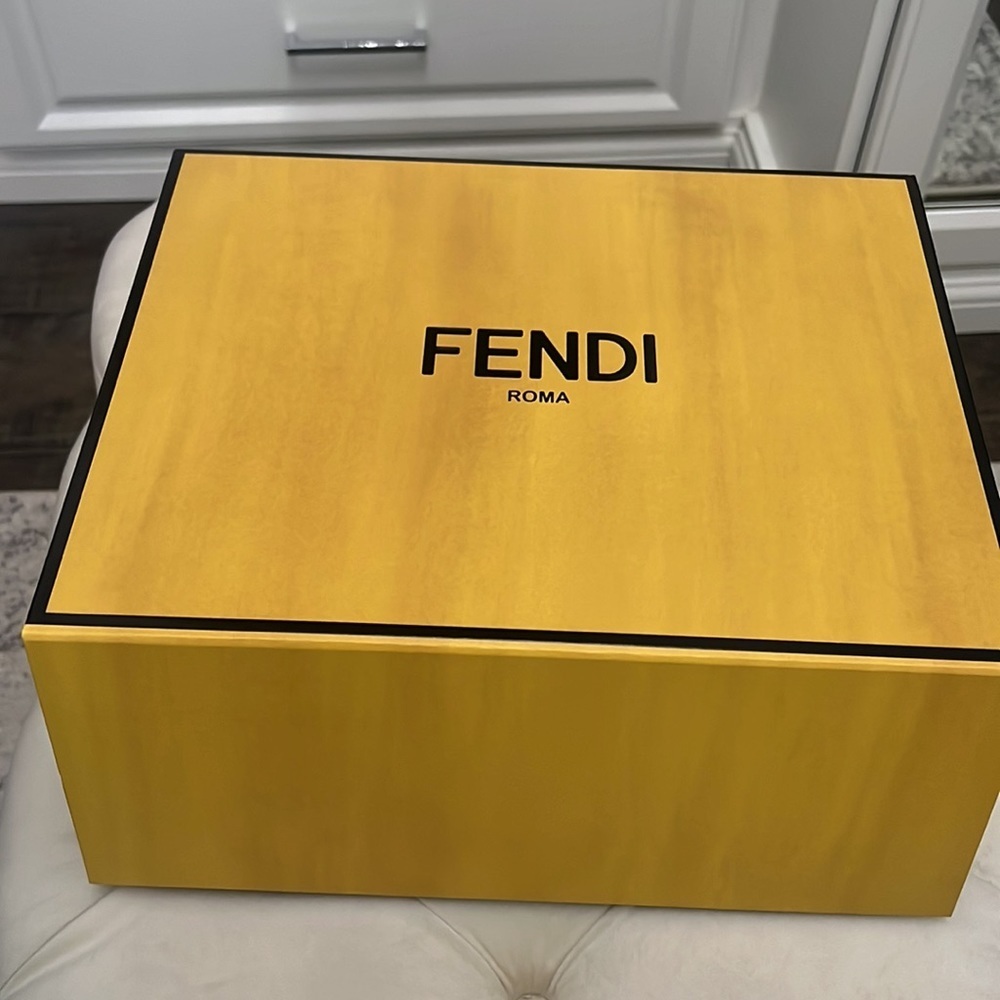 AUTHENTIC FENDI First Small
Natural straw bag - Picture 15 of 17